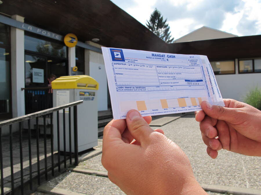 Guichet de La Poste pour mandat cash